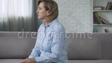 <strong>老年</strong>妇女坐在沙发上，感到沮丧，<strong>心理</strong>问题，危机